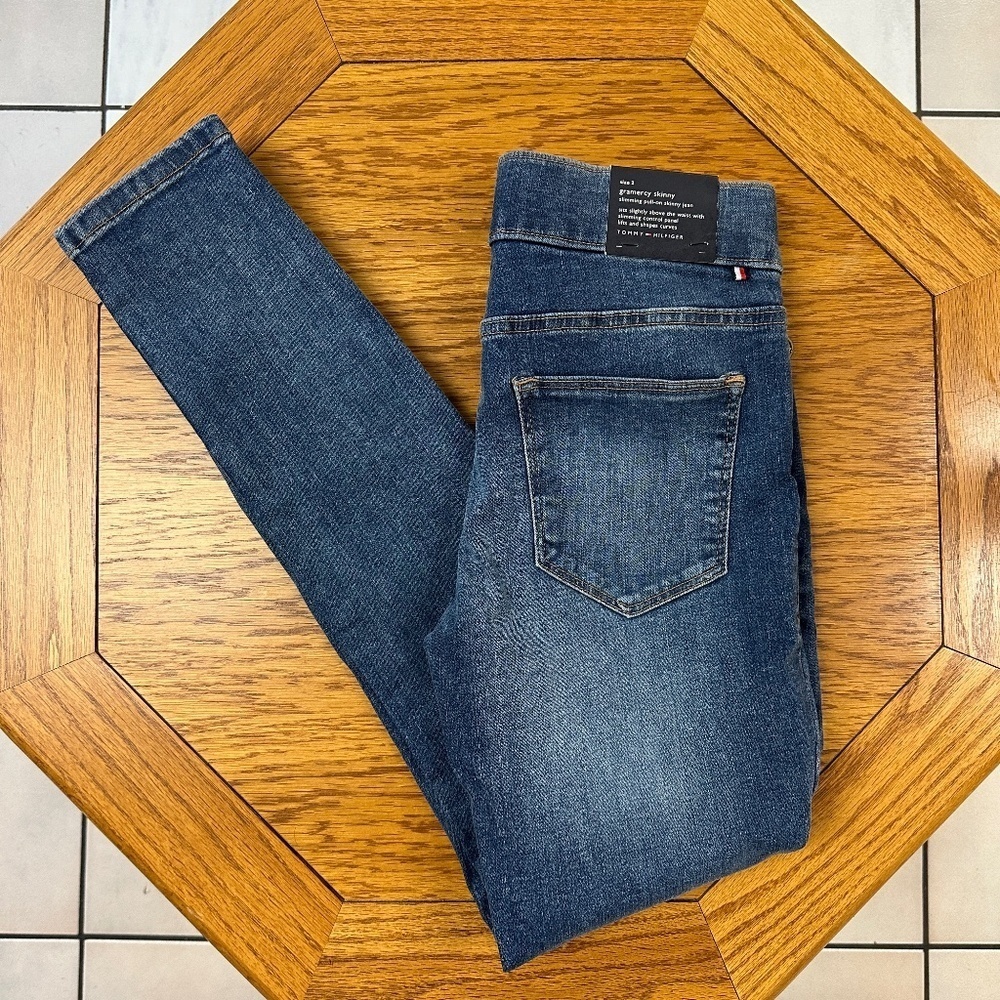 *TOMMY HILFIGER* Medium-Wash Grammercy Skinny Jeans NWT Size 2